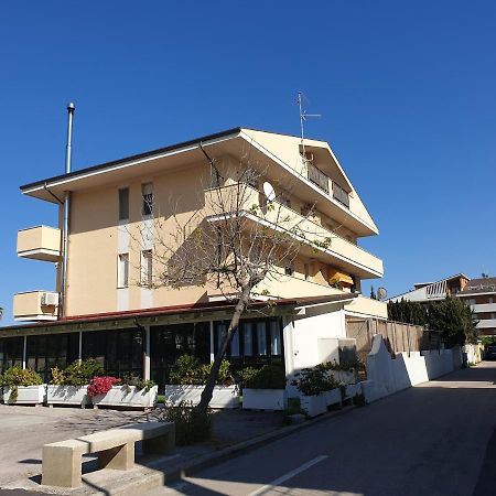 My Beachouse Montesilvano Marina Exteriör bild